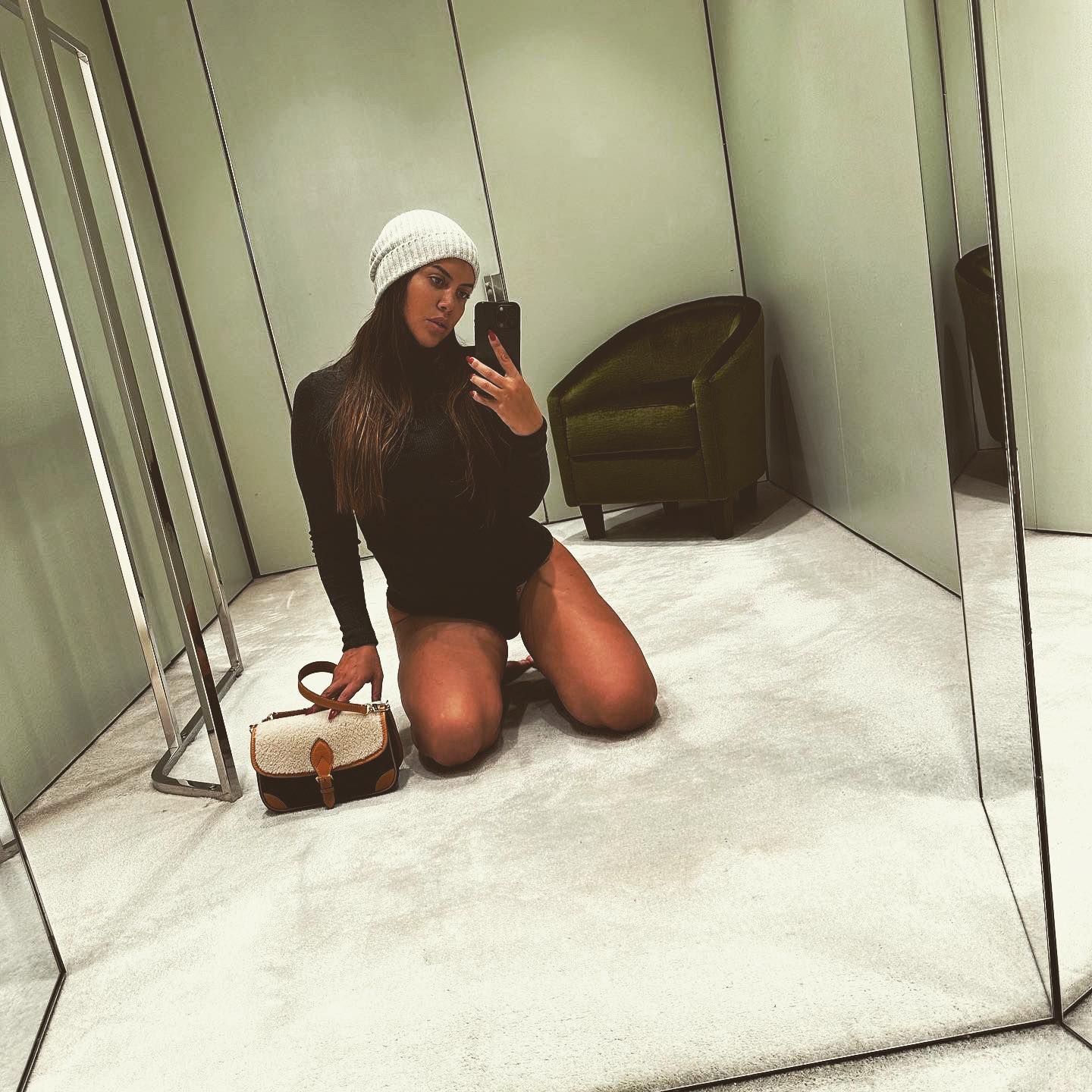Wanda Nara taking a selfie
