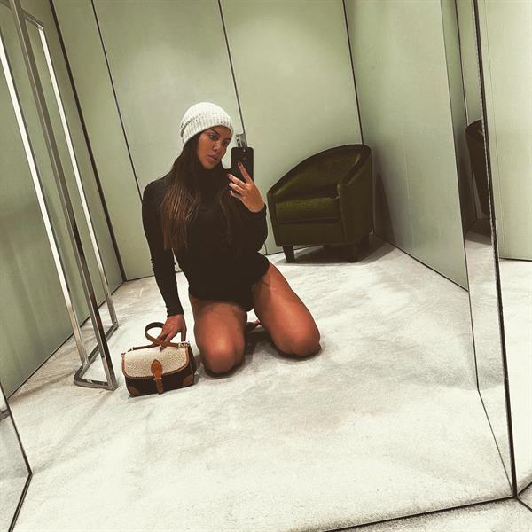 Wanda Nara taking a selfie