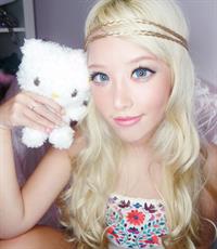 Xiaxue taking a selfie