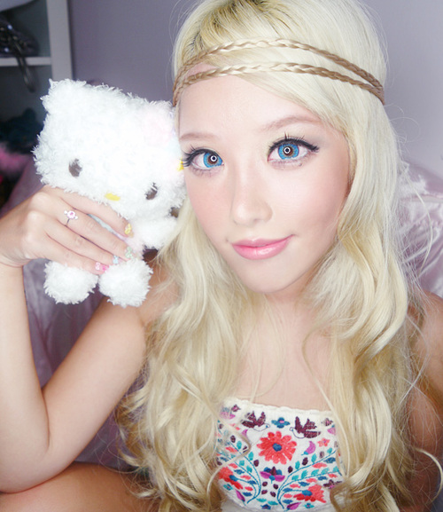 Xiaxue taking a selfie
