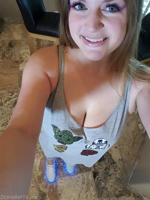 Jesse-&-Serene Nude Pictures Candid Queen