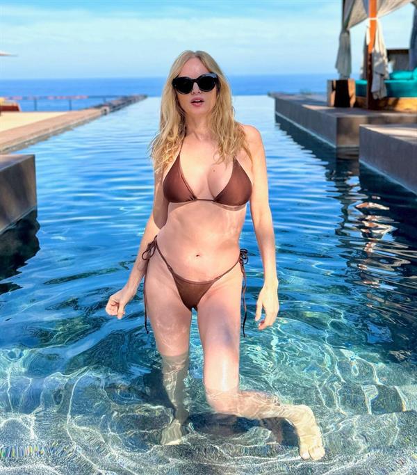 Heather Graham in a bikini