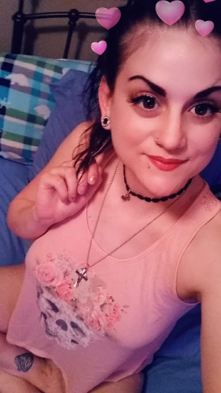 Luna Phoenix taking a selfie