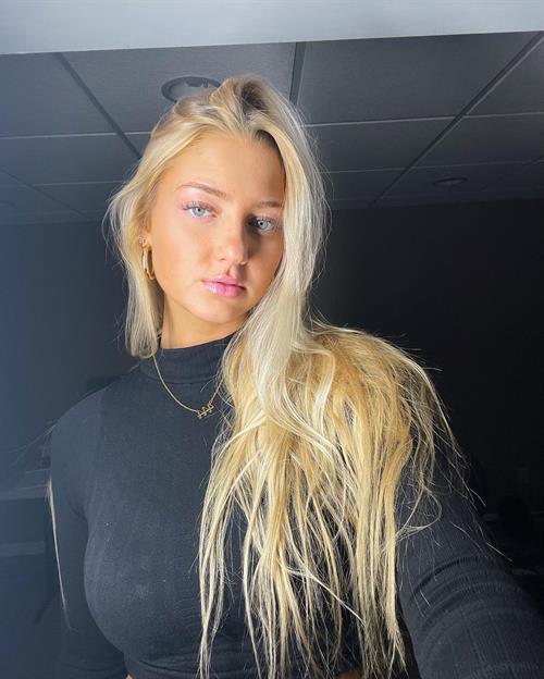 Sydney Thomas was a ring girl in the Mike Tyson vs Jake Paul fight