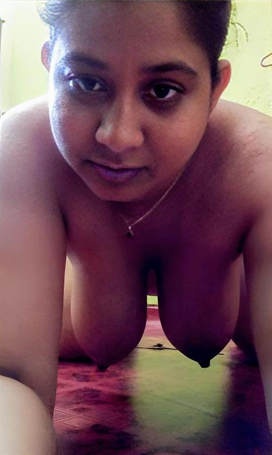 This MILF from Sri Lanka loves to show her mom body to the world.
