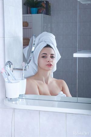 Elle Mira Nude Pictures V-Elle-ntine