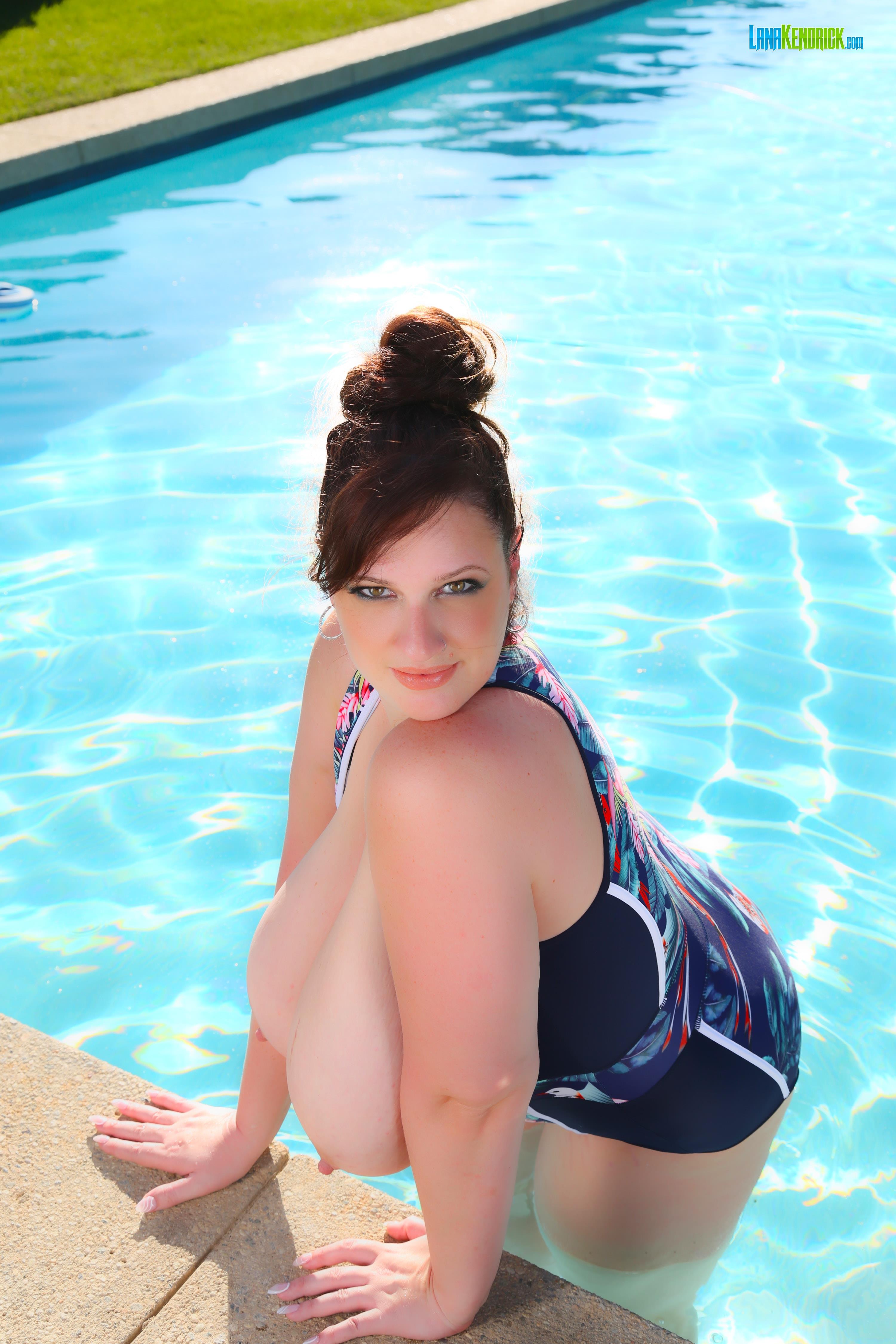 Lana Kendrick - Zipper Swimsuit Set 2