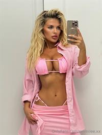 Emily (emmilee.xx) in a bikini