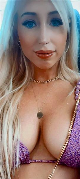 Michelle Leszkiewicz in a bikini taking a selfie