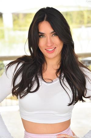 Kylie FTV Nude Pictures Morning Pink