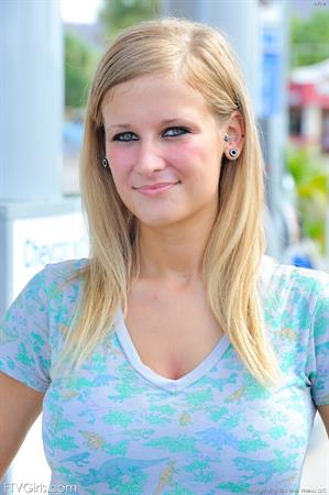 Alice FTV Nude Pictures Alice is pretty in blue