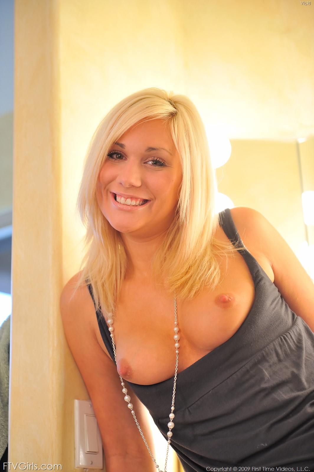 Vicki plays and spreads her pussy