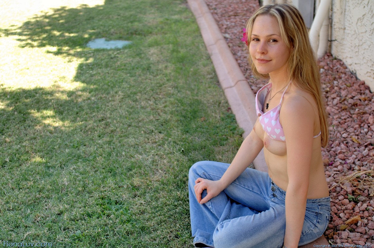 Fiona Luv gets naked in the park