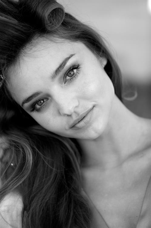 Miranda Kerr taking a selfie