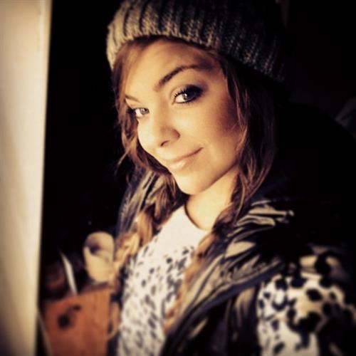 Caroline Costa taking a selfie