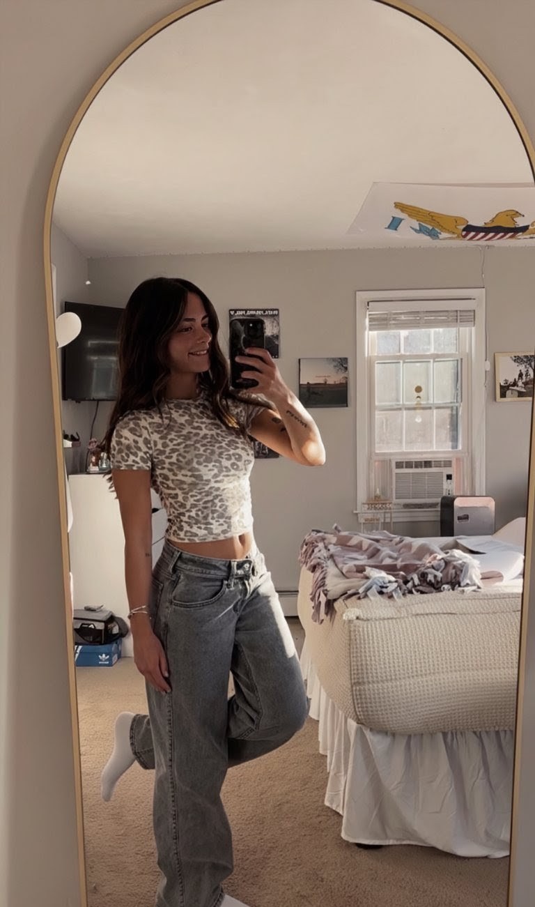 cantcatchjolie Selfie Pictures Not really well known besides a small group on deviantart. Why that Name? I can only guess but I think she likes to be tied up because she liked fetish content and teases us and maybe herself to hunt her