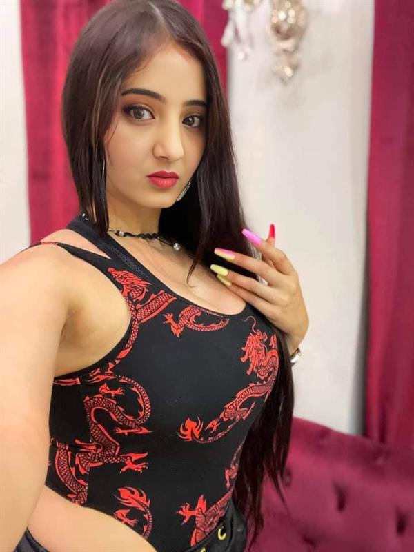Arshiya Naaz taking a selfie