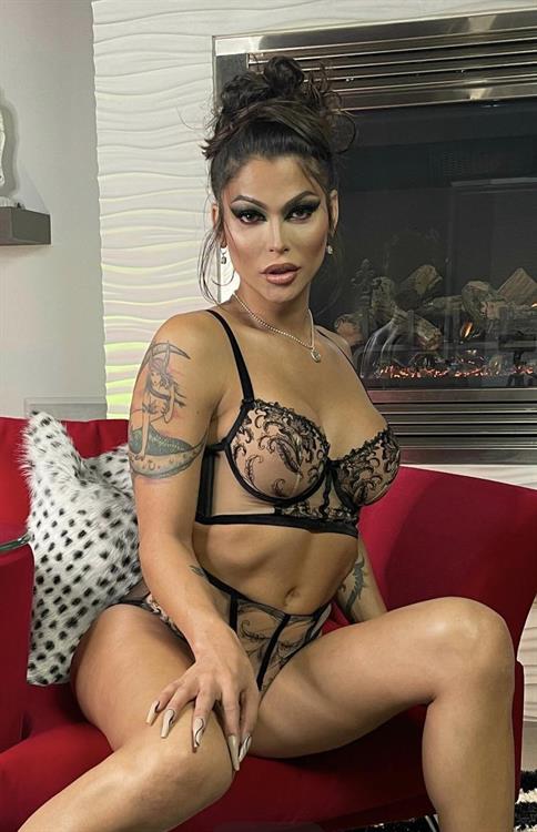 Domino Presley in lingerie