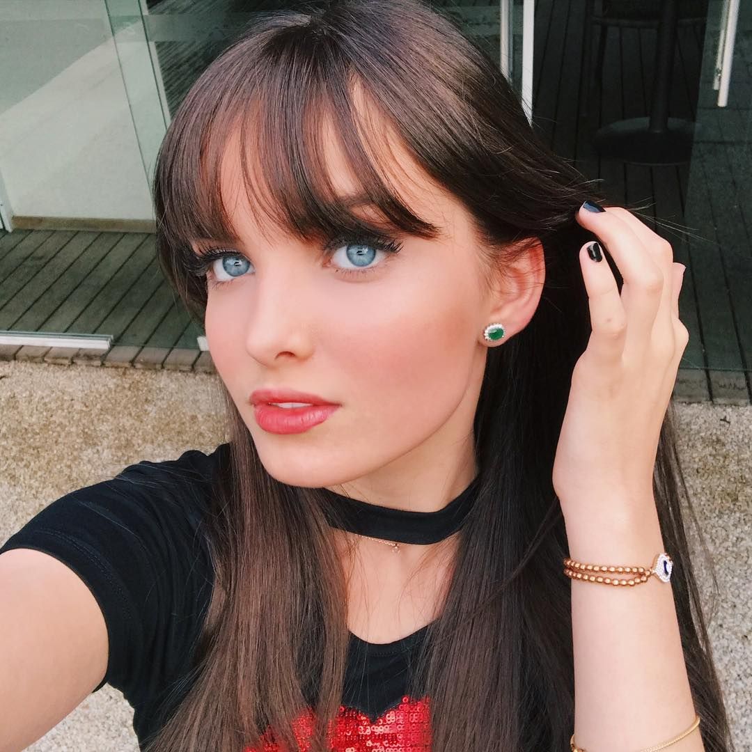 Giovanna Chaves taking a selfie