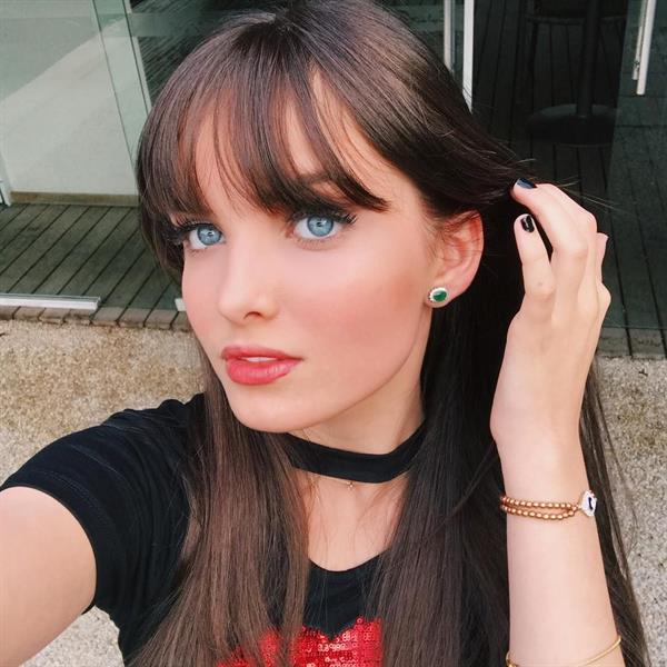 Giovanna Chaves taking a selfie