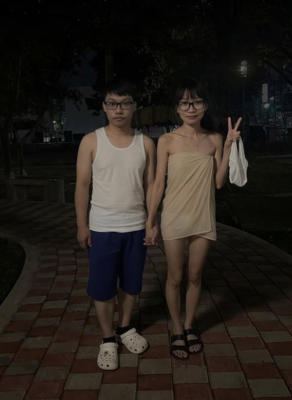 Born country:Taiwan.
She and her ex-boyfriend in the Wennan Park.
