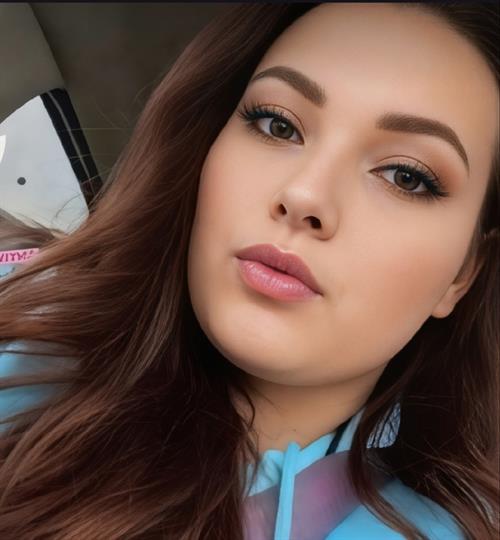 Mikayla Watson taking a selfie