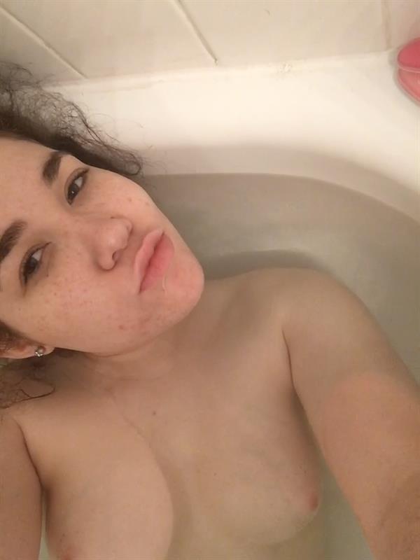 19 yo Jules showing off her sexy body 
