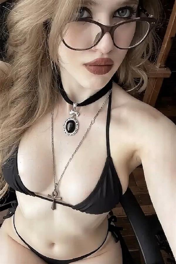Eliza in a bikini taking a selfie