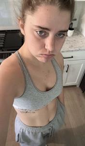 Kylieschuch taking a selfie
