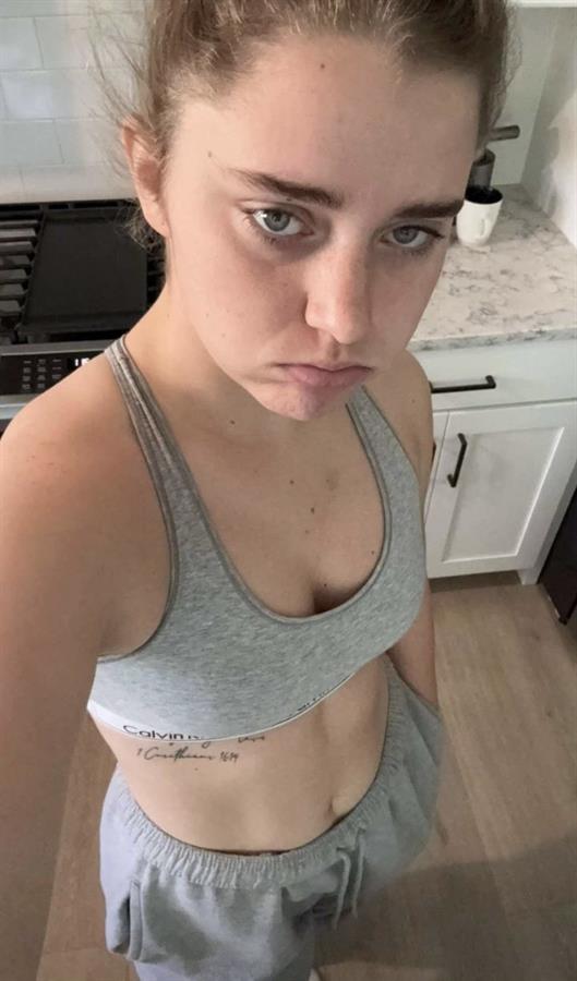 Kylieschuch taking a selfie