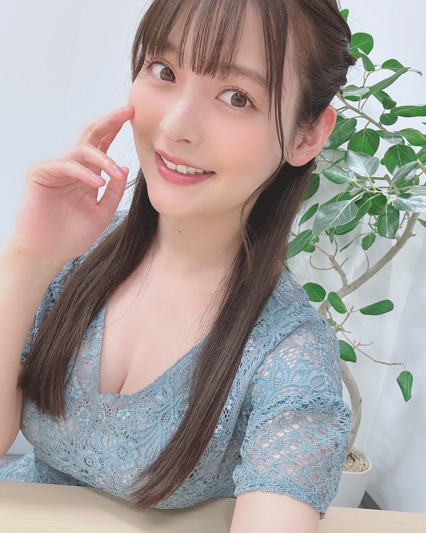 Sumire Uesaka taking a selfie