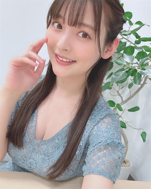 Sumire Uesaka taking a selfie