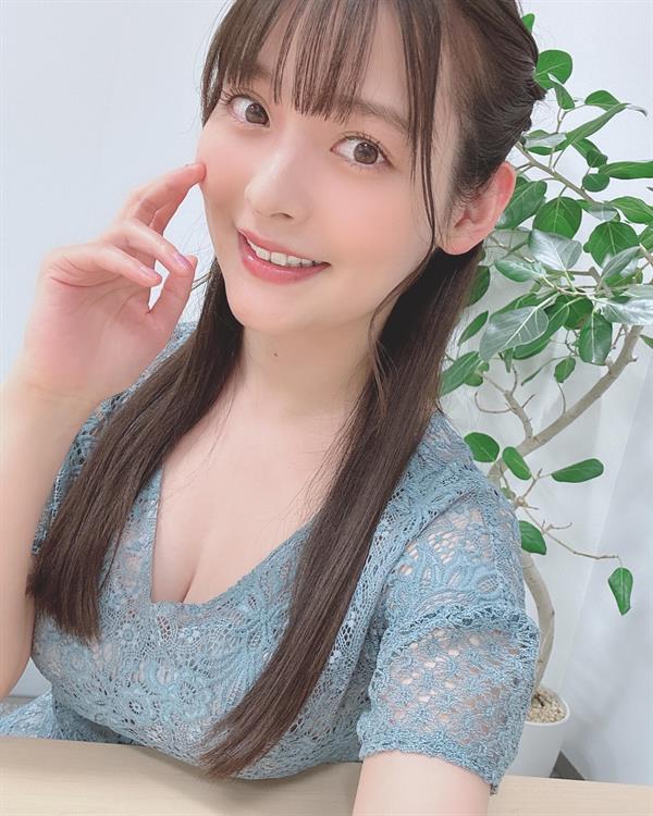 Sumire Uesaka taking a selfie