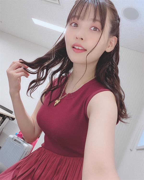 Sumire Uesaka taking a selfie
