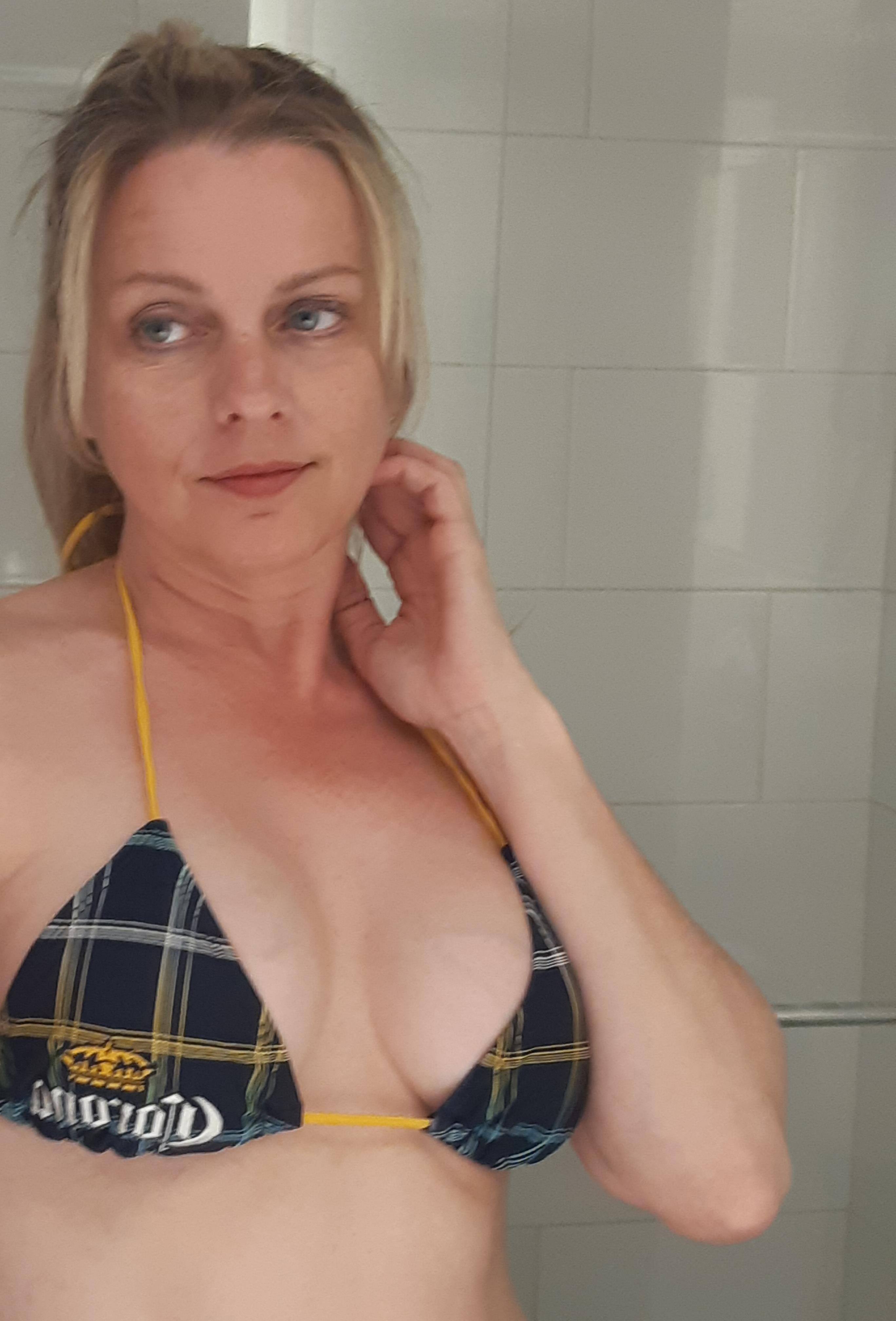 Ashlynn taking a selfie