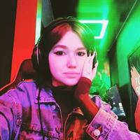Valorant_girl taking a selfie