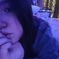 Valorant_girl taking a selfie