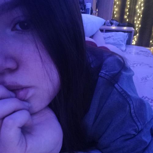 Valorant_girl taking a selfie