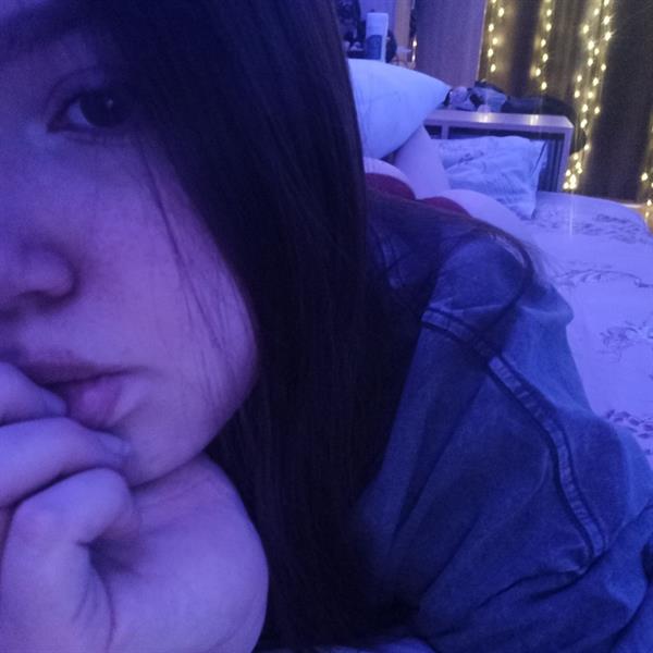 Valorant_girl taking a selfie