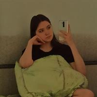 Valorant_girl taking a selfie