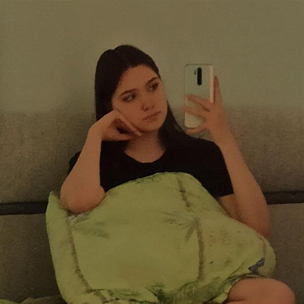 Valorant_girl taking a selfie