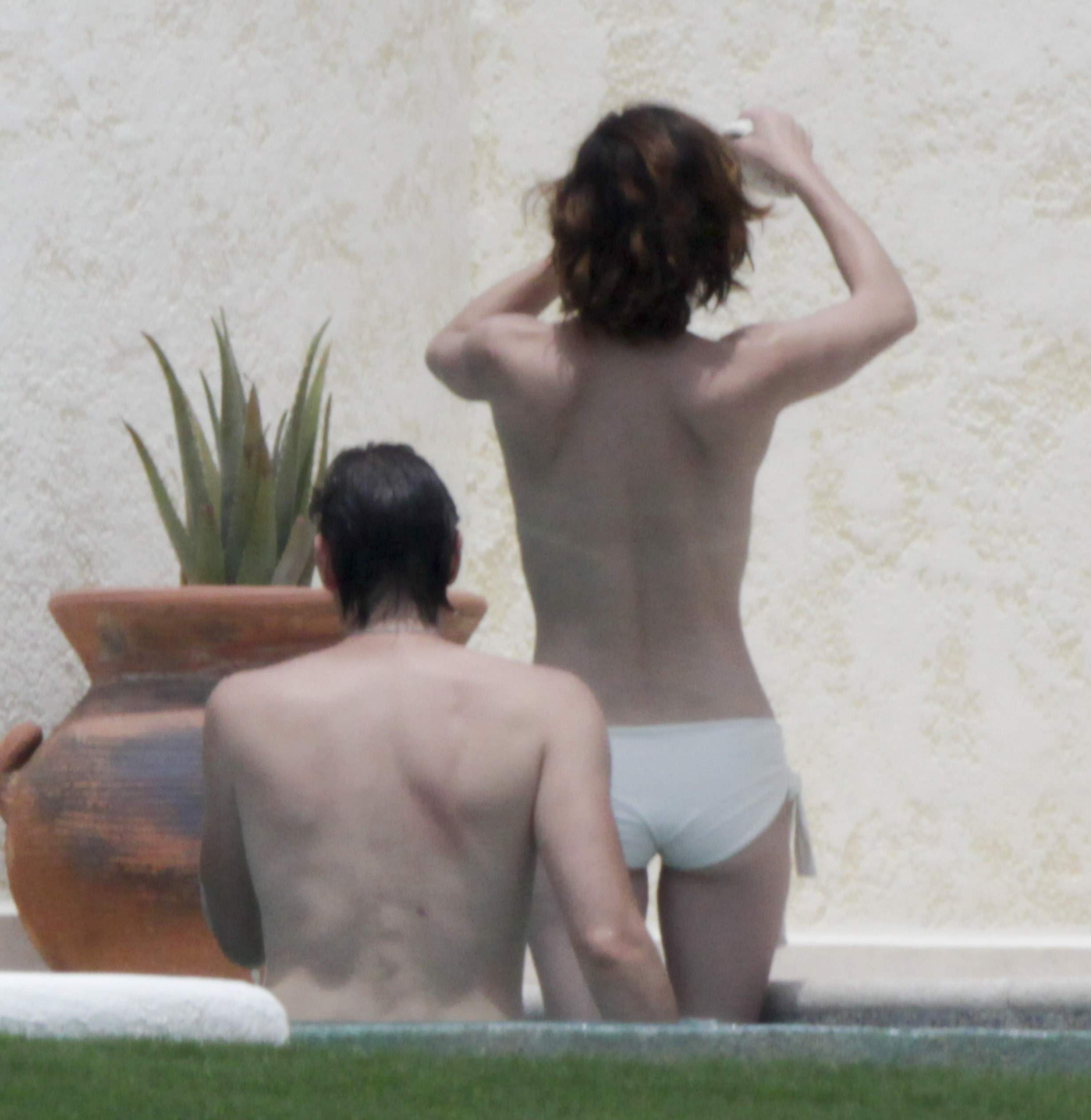 Milla Jovovich - ass