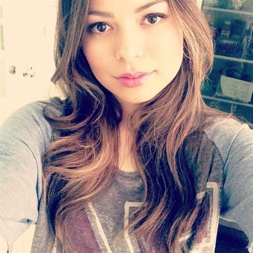 Miranda Cosgrove taking a selfie