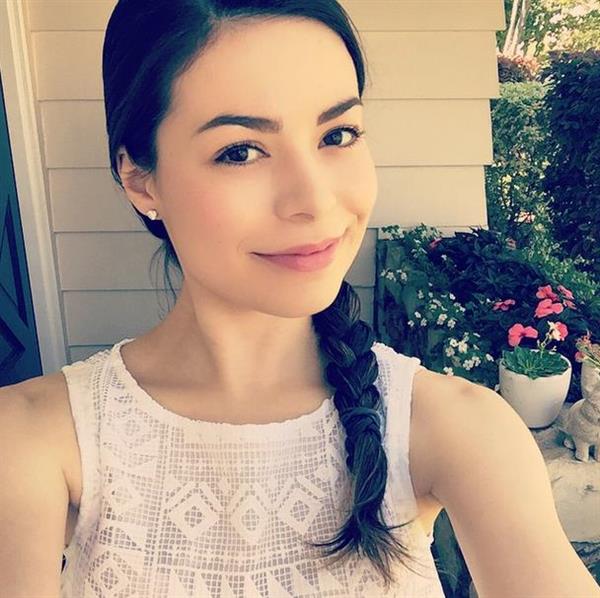 Miranda Cosgrove taking a selfie