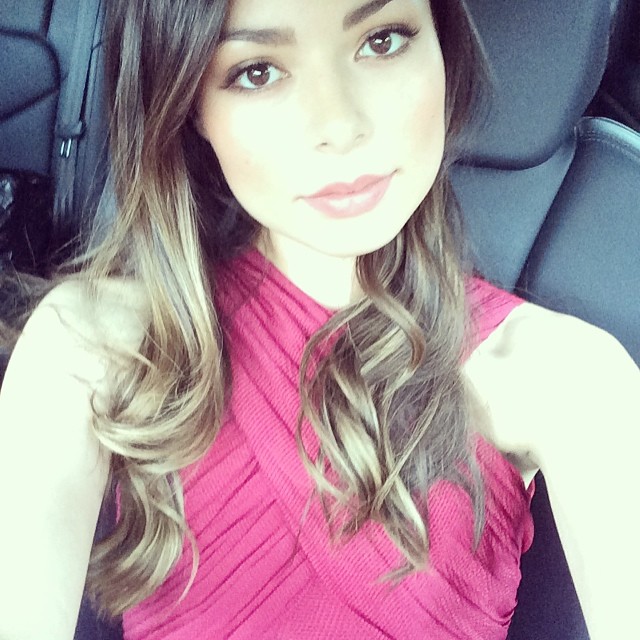 Miranda Cosgrove taking a selfie