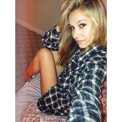 Alexis Ren taking a selfie