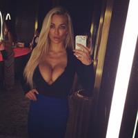 Lindsey Pelas taking a selfie