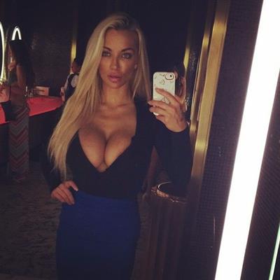 Lindsey Pelas taking a selfie