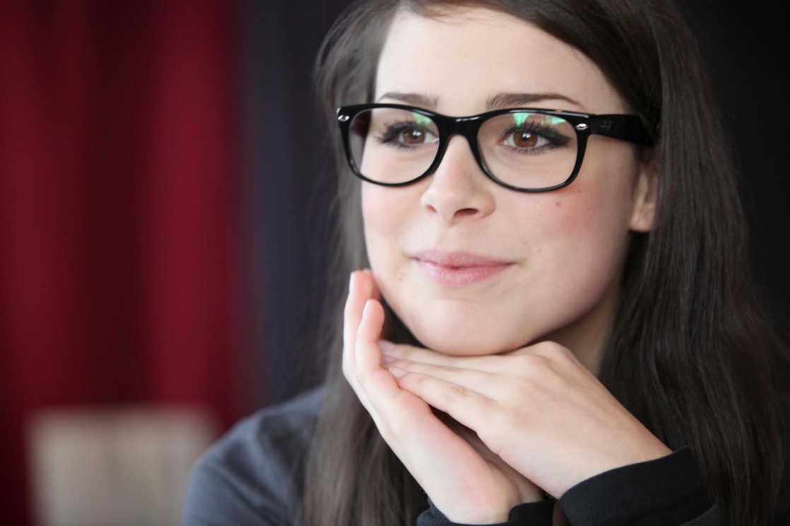 Lady pictures. Lena Meyer в очках. Lena Meyer Landrut Glasses. Лена Майер-Ландрут в очках. Женщина в очках.