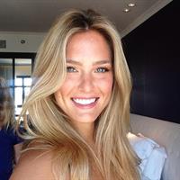 Bar Refaeli taking a selfie